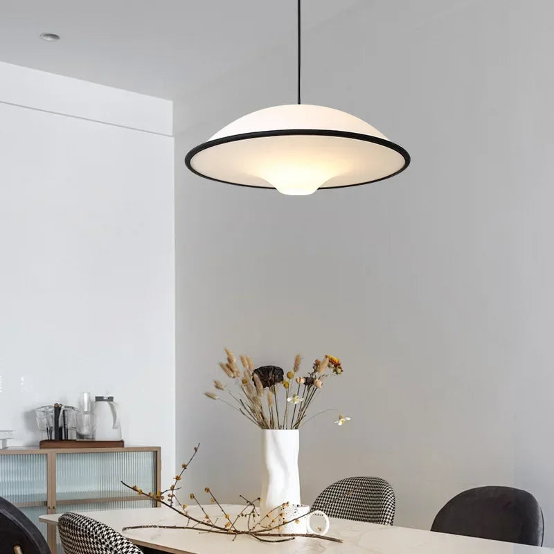 Nowoczesna Lampa Wisząca – Minimalistyczny Design z Owalnym Kloszem