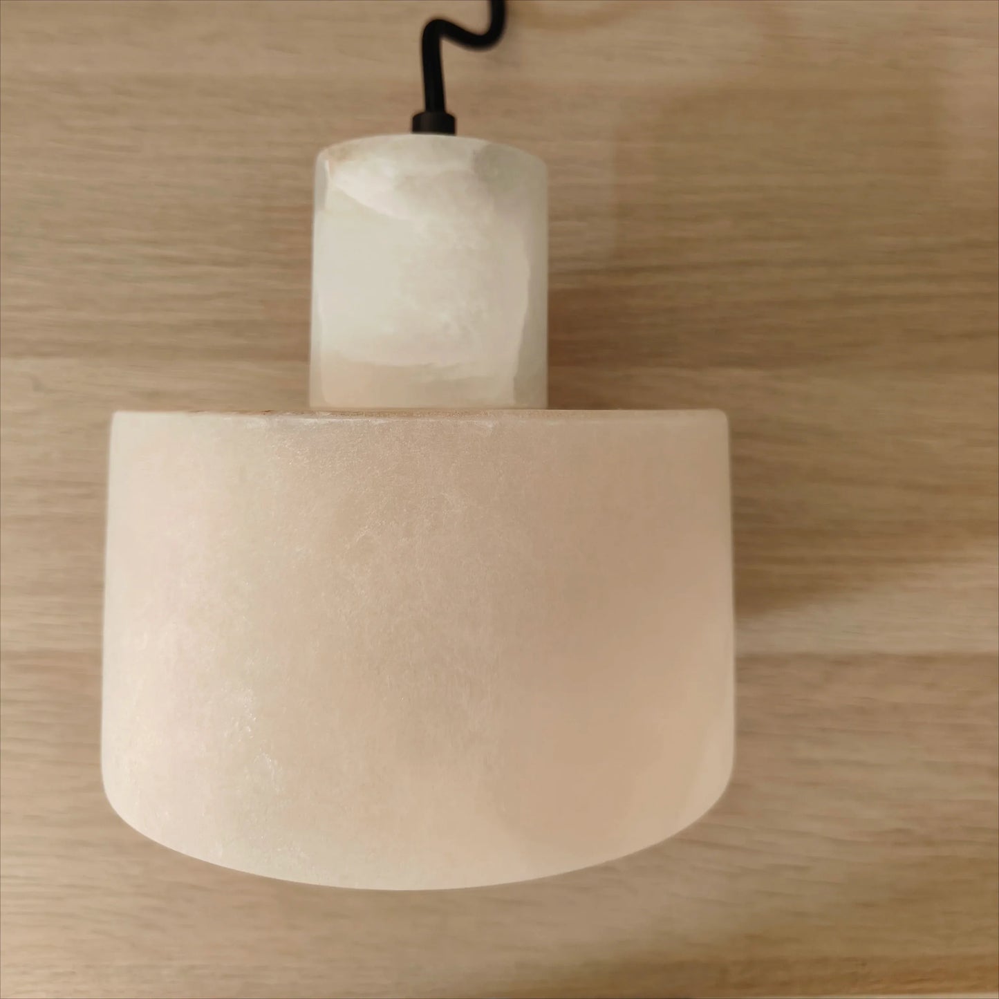 Wisząca Lampa z Marmurowym Kloszem – Minimalistyczna Elegancja