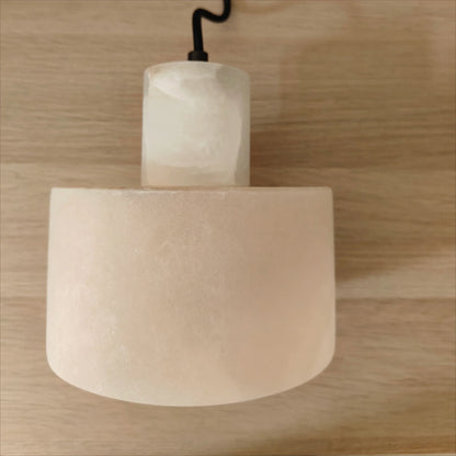 Wisząca Lampa z Marmurowym Kloszem – Minimalistyczna Elegancja