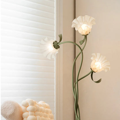 Lampa stojąca w stylu retro – podłogowa lampa kwiatowa z kloszami w kształcie lilii
