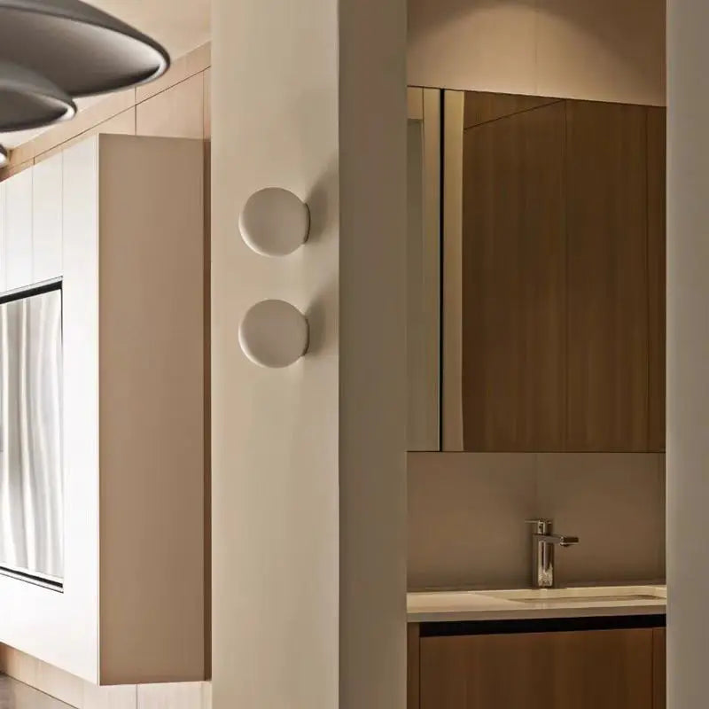 Nowoczesna lampa ścienna LED kula – minimalistyczny kinkiet do sypialni, salonu i korytarza
