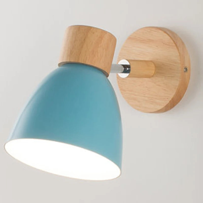 Nowoczesna kinkietowa lampa ścienna z drewnianą bazą i metalowym kloszem