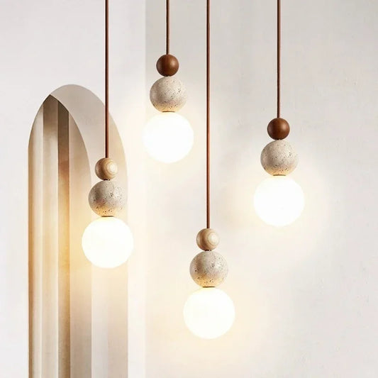 Nowoczesna lampa wisząca z kulistymi detalami