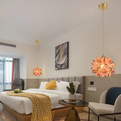 Artystyczna lampa wisząca w stylu witrażowym – kwiatowa elegancja