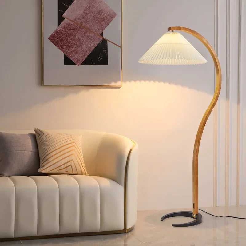 Nowoczesna Lampa Podłogowa z Drewnianą Podstawą i Tkaninowym Kloszem