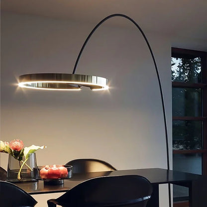 Nowoczesna lampa podłogowa LED z okrągłym kloszem w formie pierścienia