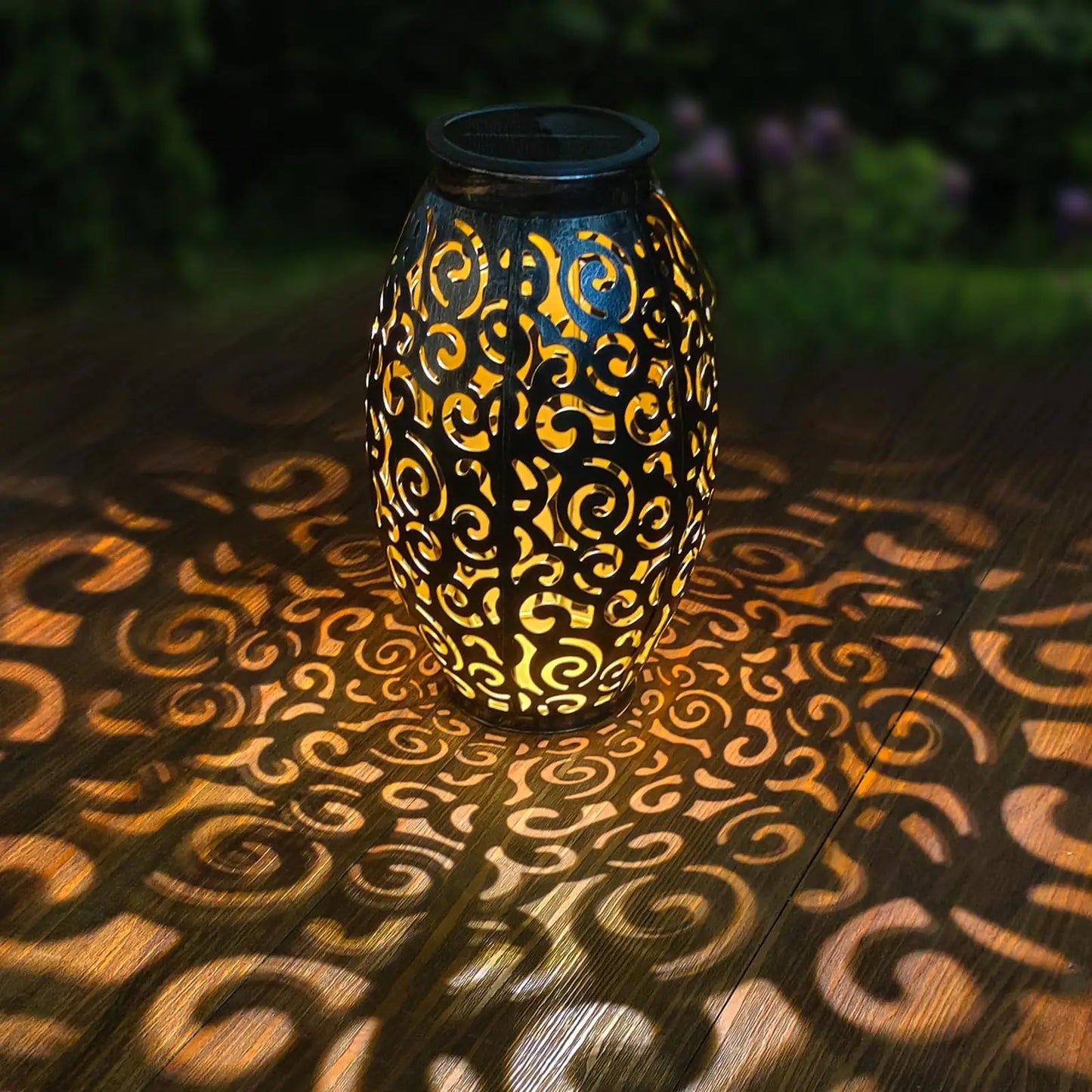 Solarny lampion ogrodowy LED – dekoracyjna latarnia z efektem wzoru cieni, do użytku zewnętrznego