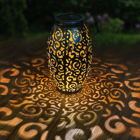 Solarny lampion ogrodowy LED – dekoracyjna latarnia z efektem wzoru cieni, do użytku zewnętrznego