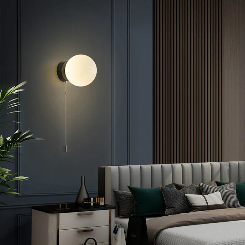 Kinkiet ścienny z kulistym kloszem i łańcuszkiem – nowoczesna elegancja w minimalistycznej formie