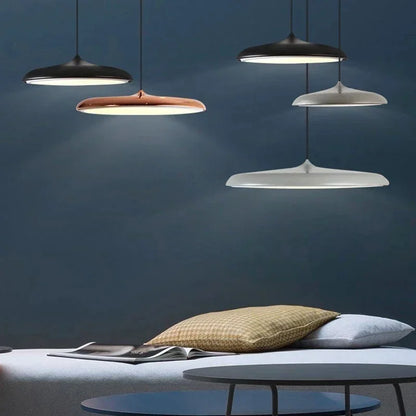 Nowoczesna lampa wisząca LED – ultracienki klosz, designerskie oświetlenie sufitowe do salonu lub jadalni