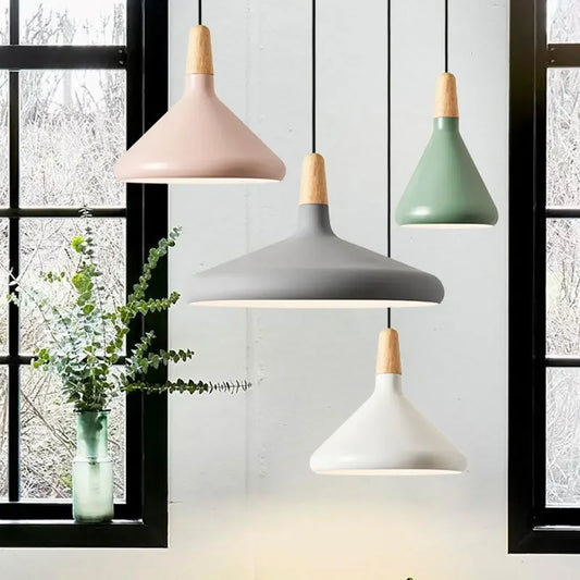 Skandynawska lampa wisząca z kolorowym kloszem i drewnianym wykończeniem