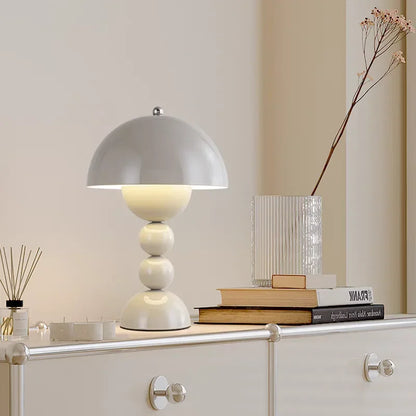 Nowoczesna lampa stołowa LED z kulistą podstawą – designerska lampka nocna w stylu retro-modern
