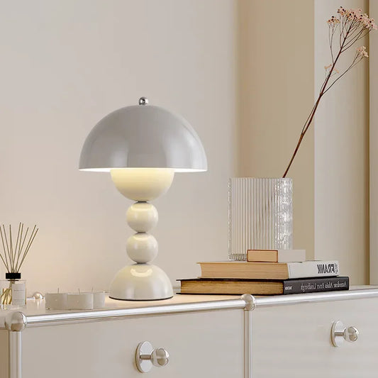 Nowoczesna lampa stołowa LED z kulistą podstawą – designerska lampka nocna w stylu retro-modern