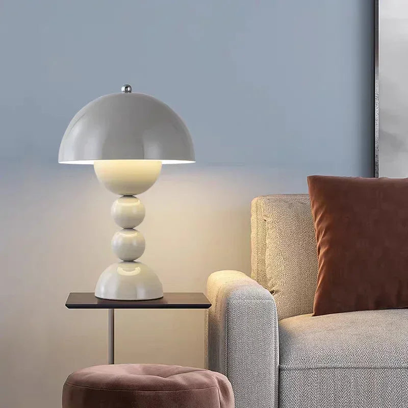 Nowoczesna lampa stołowa LED z kulistą podstawą – designerska lampka nocna w stylu retro-modern