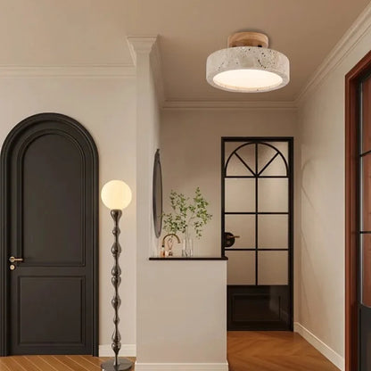 Sufitowa lampa z kamienia i drewna w stylu minimalistycznym