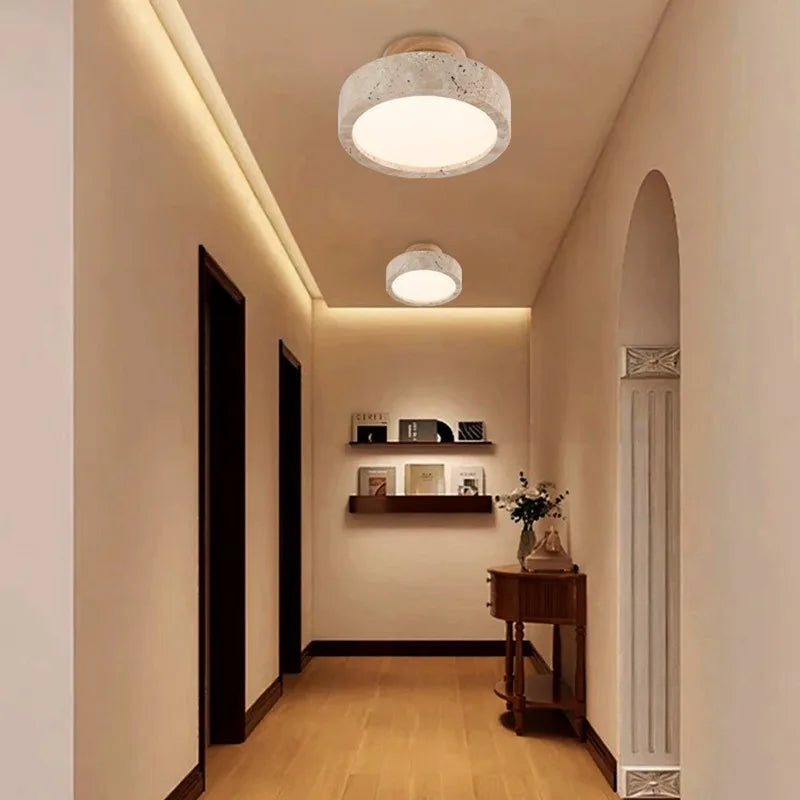 Sufitowa lampa z kamienia i drewna w stylu minimalistycznym