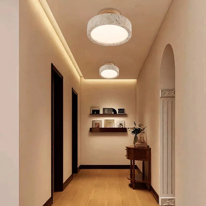 Sufitowa lampa z kamienia i drewna w stylu minimalistycznym