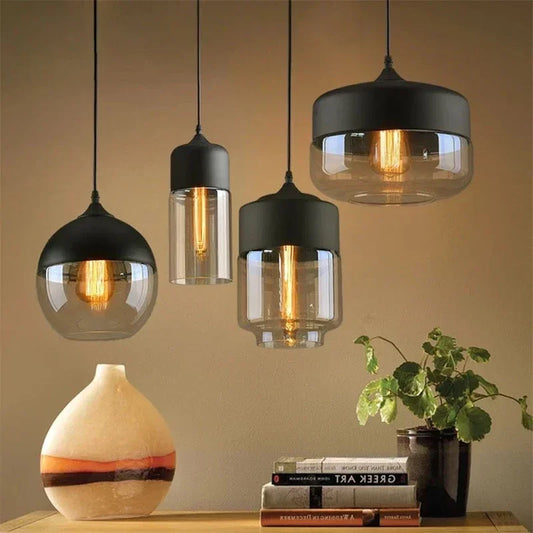 Industrialna lampa wisząca z kloszem ze szkła dymionego i czarnym wykończeniem