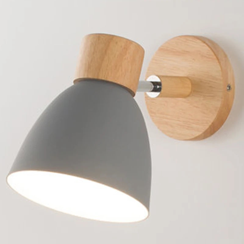 Nowoczesna kinkietowa lampa ścienna z drewnianą bazą i metalowym kloszem