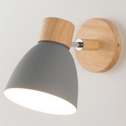 Nowoczesna kinkietowa lampa ścienna z drewnianą bazą i metalowym kloszem