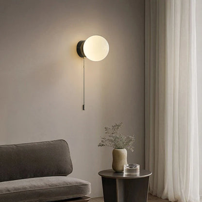 Kinkiet ścienny z kulistym kloszem i łańcuszkiem – nowoczesna elegancja w minimalistycznej formie