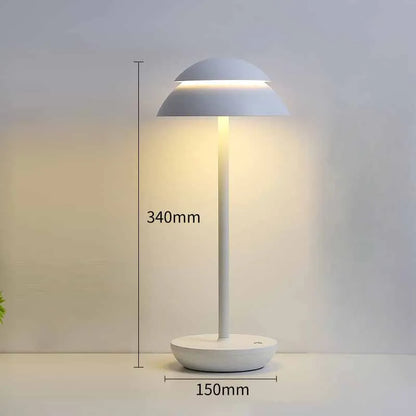 Nowoczesna lampka LED z półkopułowym kloszem – elegancka lampa biurkowa z oświetleniem skierowanym w dół