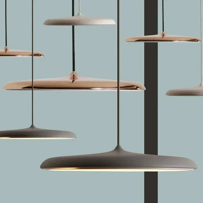 Nowoczesna lampa wisząca LED – ultracienki klosz, designerskie oświetlenie sufitowe do salonu lub jadalni