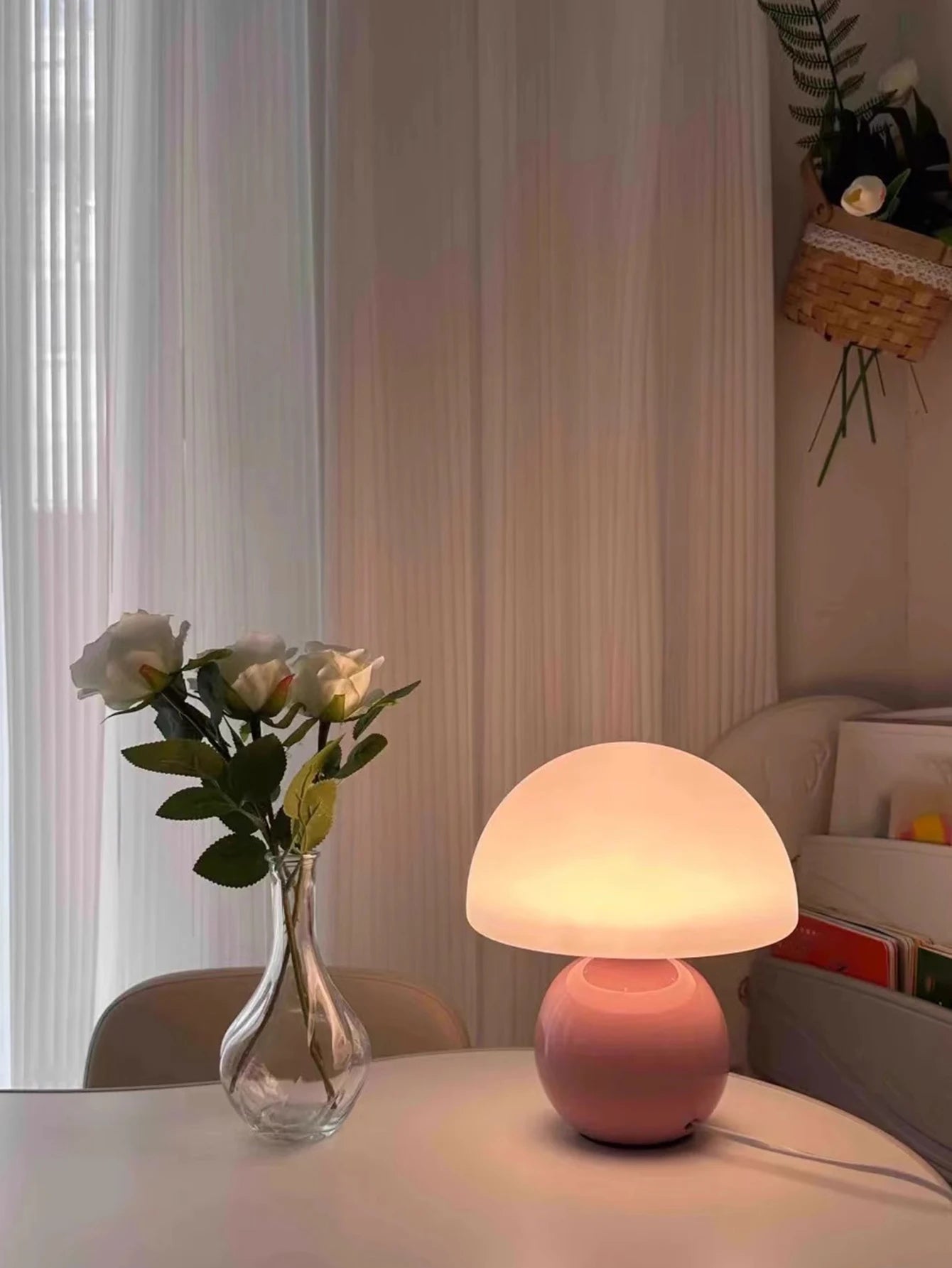 Nowoczesna lampa stołowa z kulistą podstawą i kloszem w kształcie grzybka – styl minimalistyczny