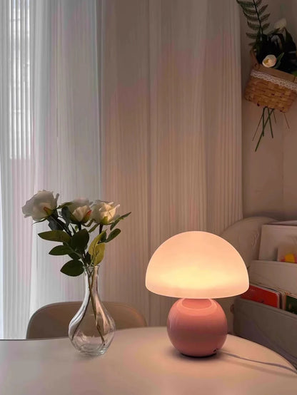 Nowoczesna lampa stołowa z kulistą podstawą i kloszem w kształcie grzybka – styl minimalistyczny