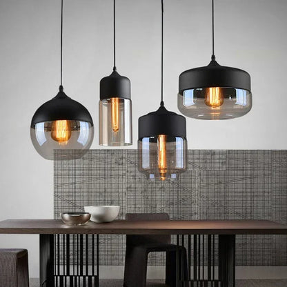 Industrialna lampa wisząca z kloszem ze szkła dymionego i czarnym wykończeniem