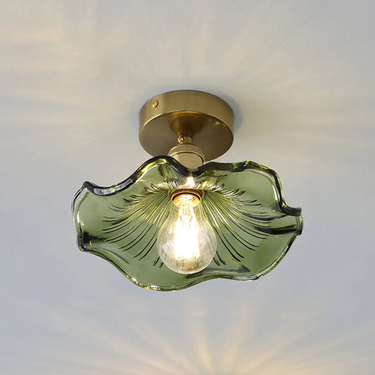 Sufitowa lampa dekoracyjna ze szklanym kloszem w kształcie liścia