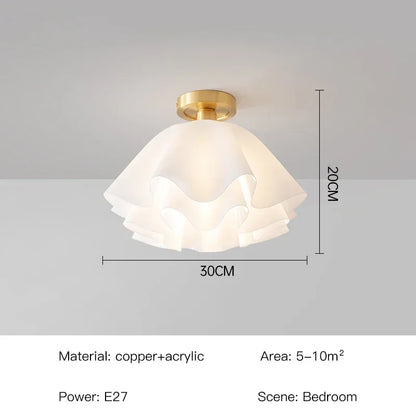 Nowoczesna lampa sufitowa z falistym kloszem z tkaniny i mosiężną bazą