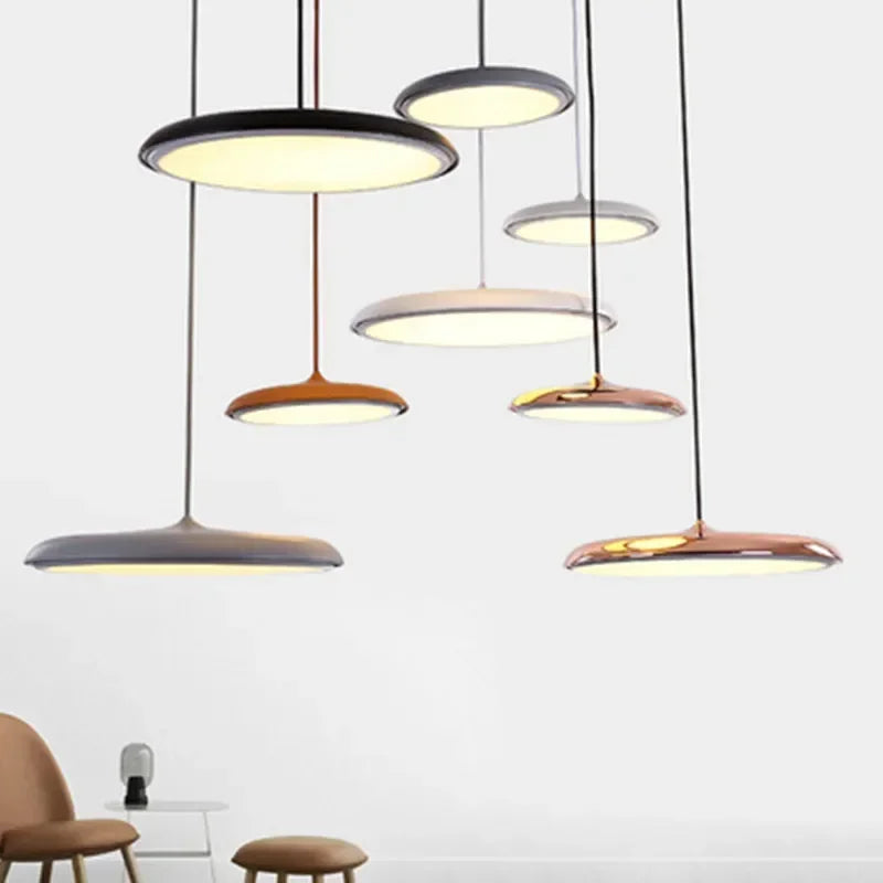 Nowoczesna lampa wisząca LED – ultracienki klosz, designerskie oświetlenie sufitowe do salonu lub jadalni