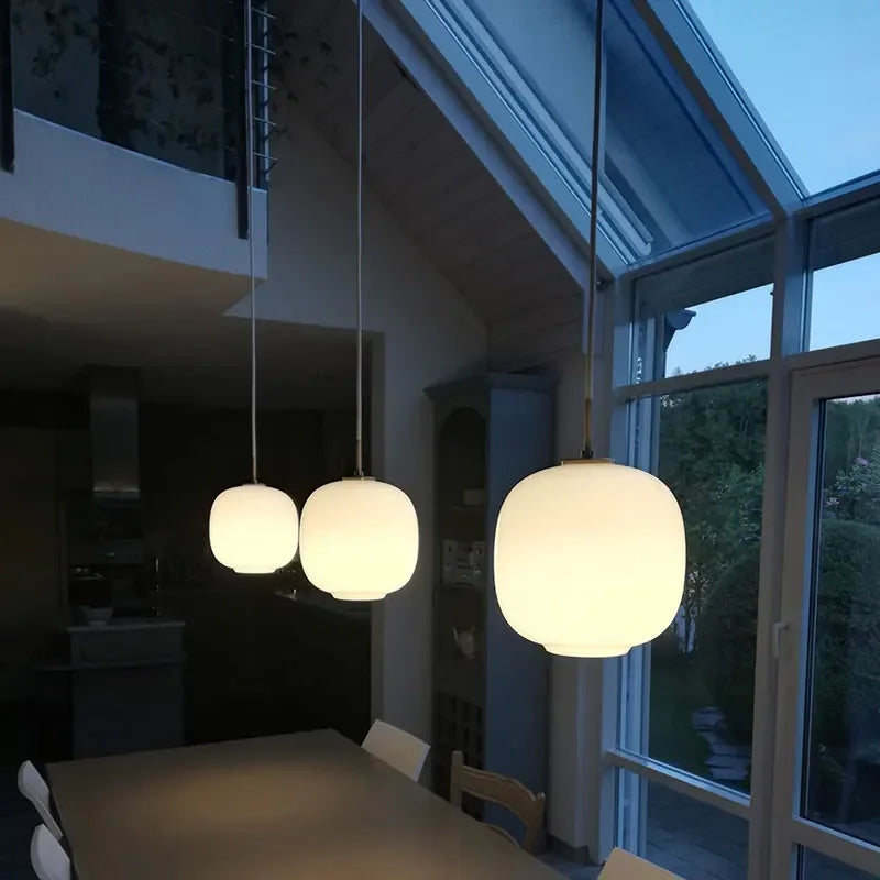 Szklana lampa wisząca LED – minimalistyczny klosz w stylu skandynawskim