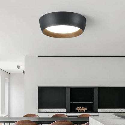 Nowoczesna lampa sufitowa LED z drewnianym akcentem