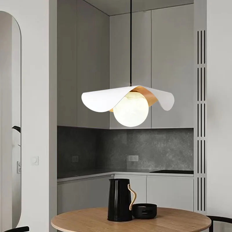 Designerska Lampa Wisząca z Kloszem w Kształcie Kuli i Falującą Osłoną