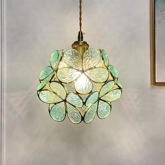 Artystyczna lampa wisząca w stylu witrażowym – kwiatowa elegancja