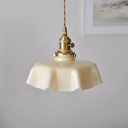 Retro lampy wiszące z kolorowymi szklanymi kloszami i mosiężnym wykończeniem