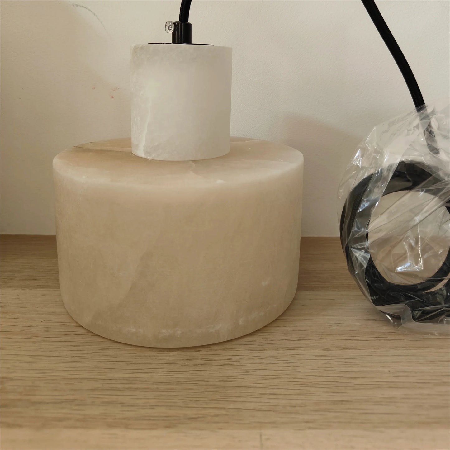 Wisząca Lampa z Marmurowym Kloszem – Minimalistyczna Elegancja