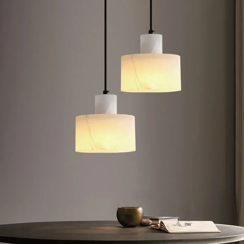 Wisząca Lampa z Marmurowym Kloszem – Minimalistyczna Elegancja