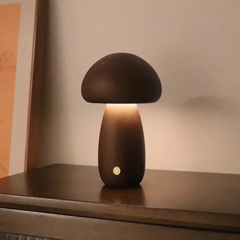 Drewniana lampa stołowa LED w kształcie grzybka – przytulne światło nocne
