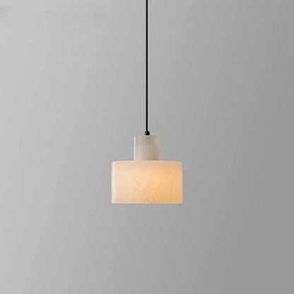 Wisząca Lampa z Marmurowym Kloszem – Minimalistyczna Elegancja