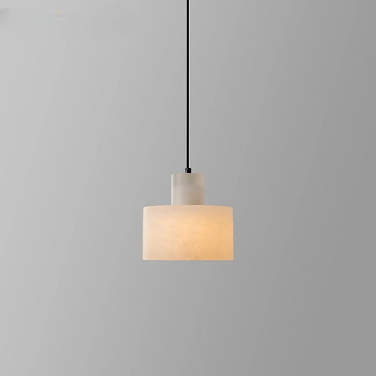 Wisząca Lampa z Marmurowym Kloszem – Minimalistyczna Elegancja