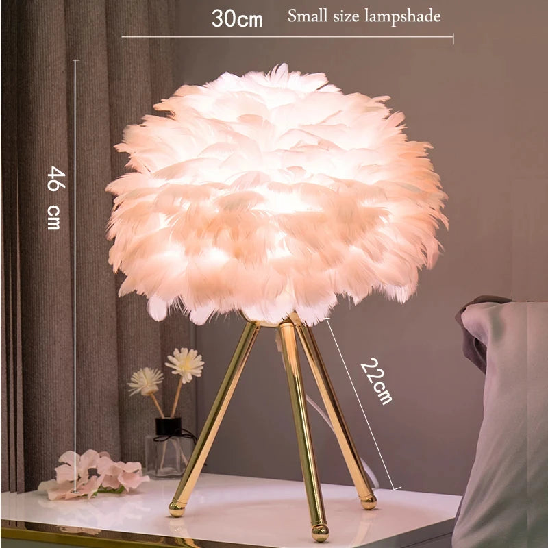 Ekskluzywna lampa stołowa z piór – Dekoracyjna lampa na trójnogu, złota podstawa