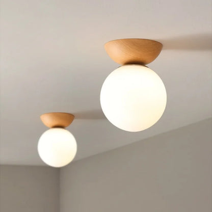 Nowoczesna lampa sufitowa w japońskim stylu  z drewnianą bazą – minimalistyczna kula