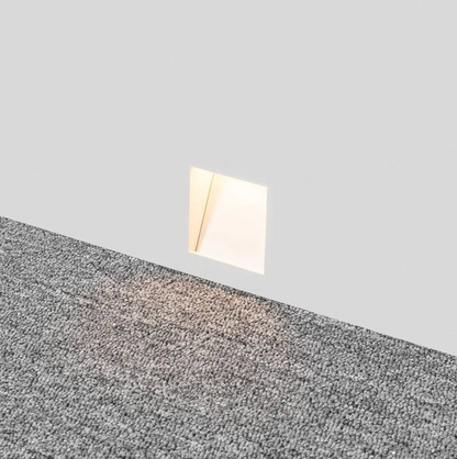 Wpuszczana lampa schodowa LED – kwadratowy kinkiet do montażu w ścianie