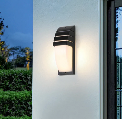 Nowoczesna lampa elewacyjna LED – kinkiet zewnętrzny z kloszem mlecznym