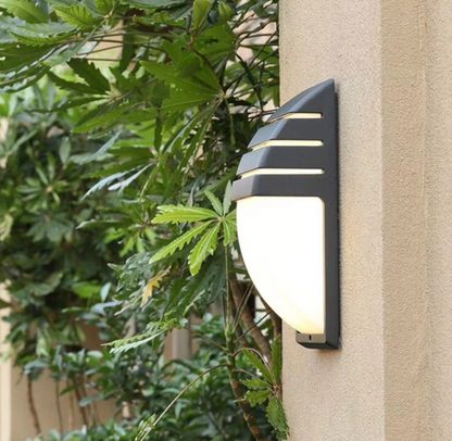 Nowoczesna lampa elewacyjna LED – kinkiet zewnętrzny z kloszem mlecznym