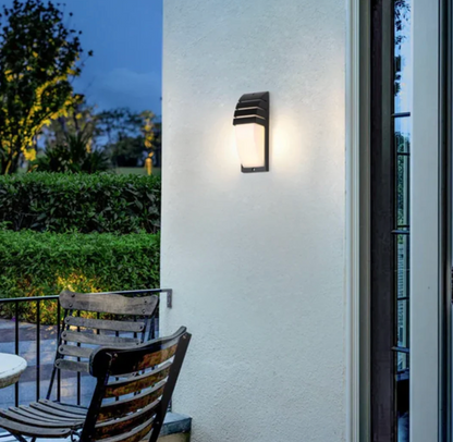 Nowoczesna lampa elewacyjna LED – kinkiet zewnętrzny z kloszem mlecznym