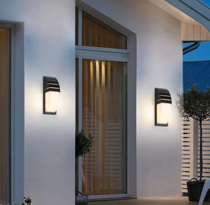 Nowoczesna lampa elewacyjna LED – kinkiet zewnętrzny z kloszem mlecznym